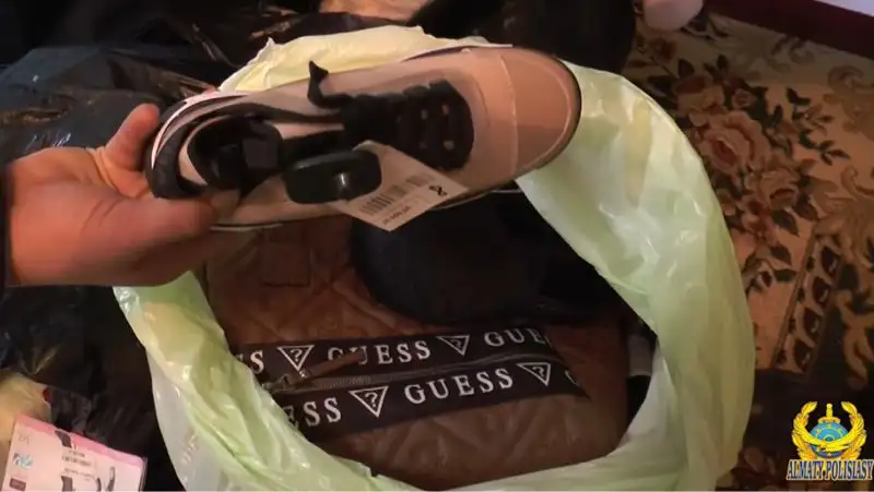 Пятерых мародеров вычислили полицейские в Алматы