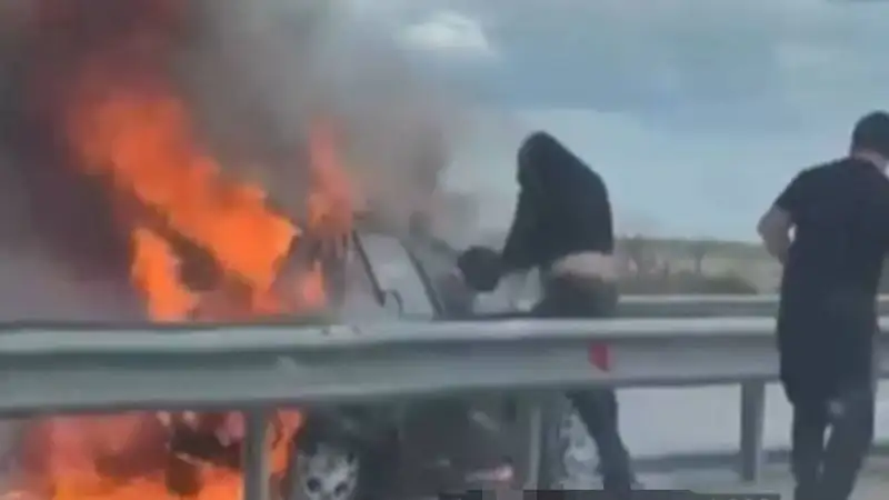 На водителя, спасшего людей из горящей машины, завели дело