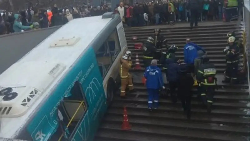 Автобус въехал в подземный переход в Москве: Граждане Казахстана не пострадали