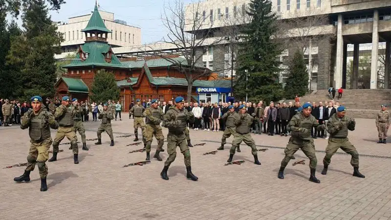 элементы рукопашного боя, призывники в Алматы, фото - Новости Zakon.kz от 05.04.2023 20:57