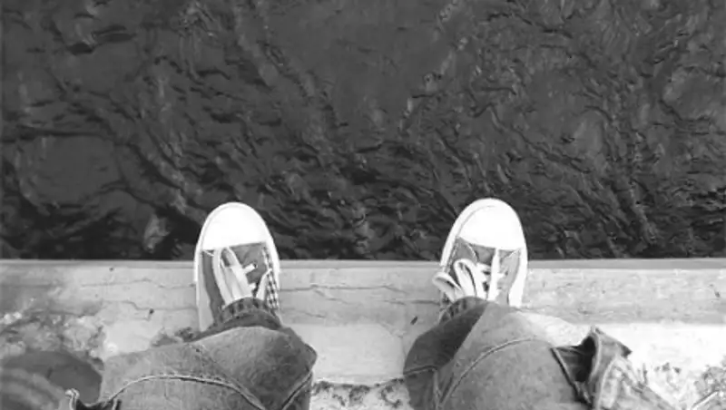 В Астане полицейский помешал девушке спрыгнуть с пятого этажа