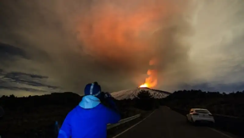 Мощное извержение вулкана Этна в Сицилии