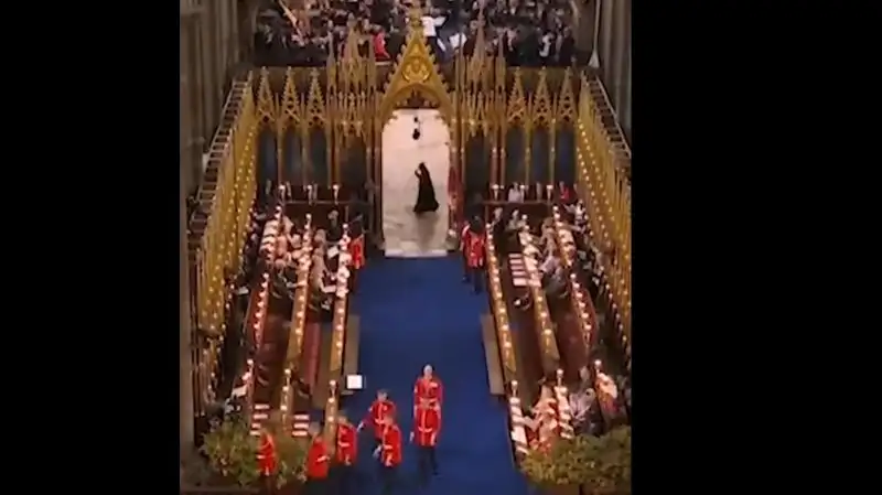 СМИ: На коронации Чарльза III появилась смерть с косой