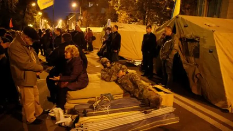 Митингующие в Киеве разбили палатки у здания Рады