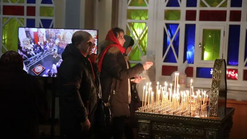 В Алматы началось Рождественское богослужение, фото - Новости Zakon.kz от 06.01.2023 23:00
