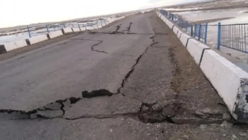 Размыло паводками часть дороги и опору моста в Карагандинской области