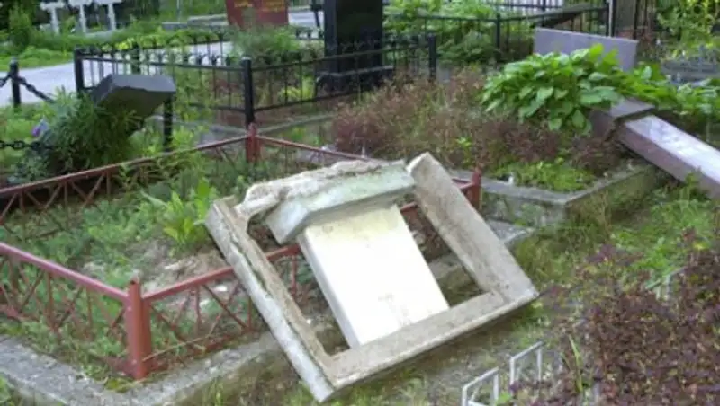 Шымкенттік тұрғындар зираттың басына тас қоюға қорқатын болған