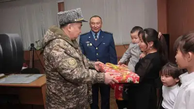 Семью военнослужащего Сунгата Иманалина поздравил замминистра обороны , фото - Новости Zakon.kz от 28.12.2022 10:52