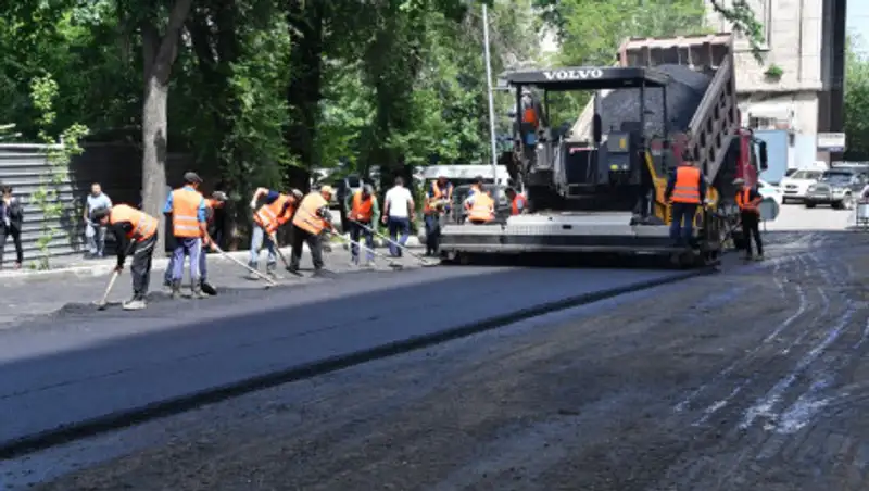 За какой срок отремонтируют дороги в Алматы