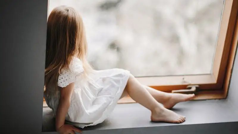 Трехлетняя девочка выпала из окна 17 этажа в Астане