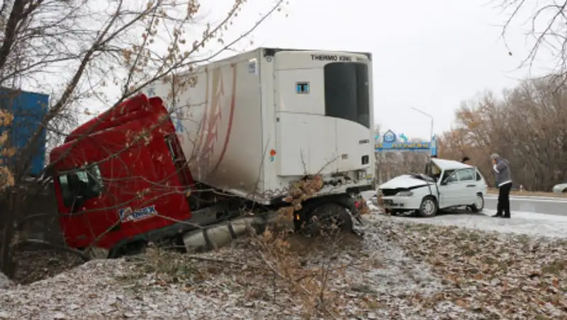 Жуткое ДТП с участием фуры и легкового автомобиля произошло в Алматинской области