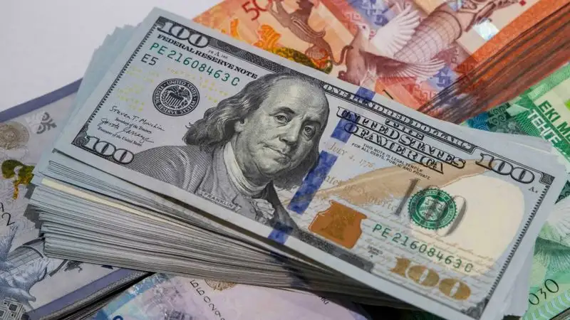 Курс доллара снизился на торгах 24 февраля