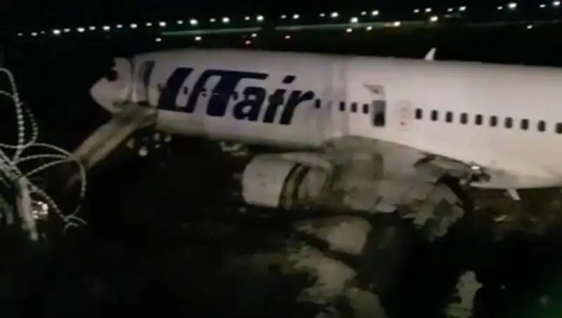 Boeing со 164 пассажирами скатился в реку после приземления в Сочи