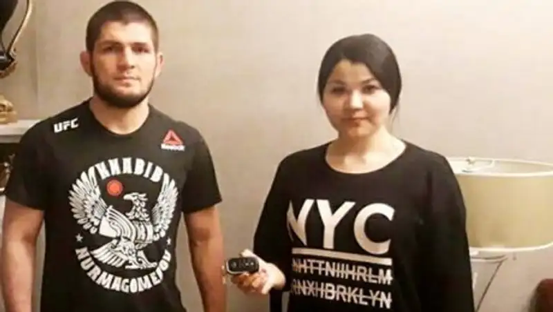 Хабиб Нурмагомедов подарил актюбинке автомобиль