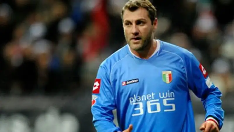 Бывший футболист сборной Италии возобновил карьеру в 43 года