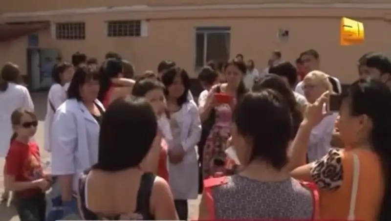 В Караганды сотни студентов медицинского колледжа рискуют остаться без дипломов