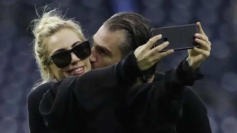 Леди Гага обручилась со своим агентом