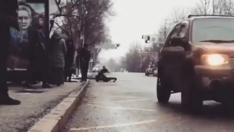 Алматинец прокатился по городу в детском электромобиле. Накажут ли его?