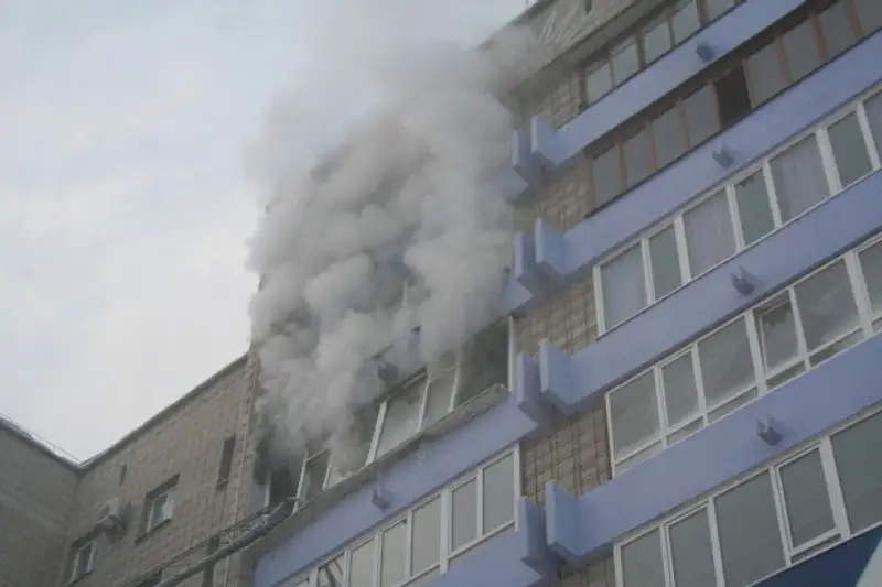 В Усть-Каменогорске мужчина, спасаясь от пожара, сорвался с 7-го этажа, фото - Новости Zakon.kz от 13.12.2011 17:30