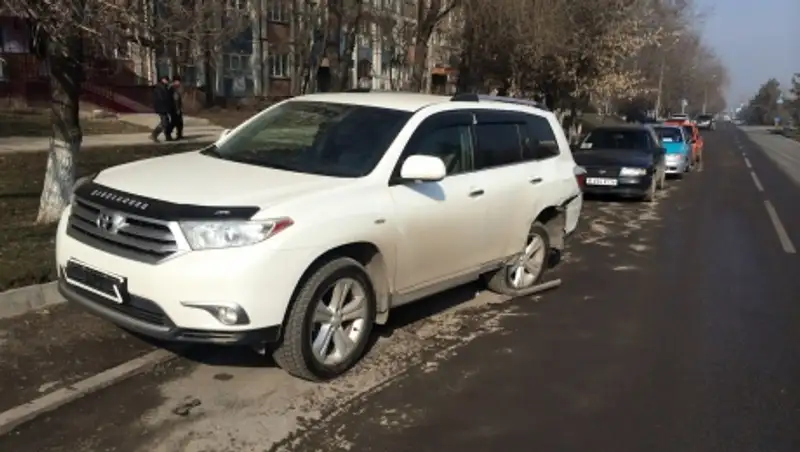 В Алматы водитель Toyota, уворачиваясь от подрезавшей его машины, совершил ДТП