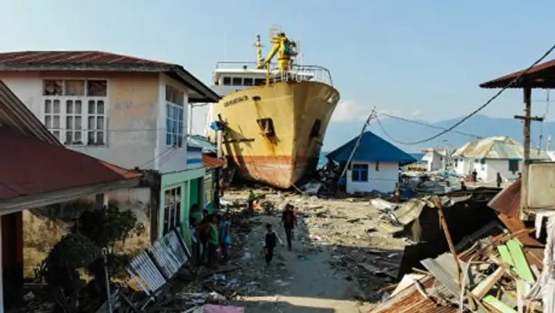 В Индонезии число жертв землетрясения и цунами выросло до 1558 человек