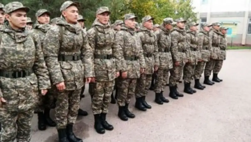 Безработных выпускников Казахстана предлагают отправлять в армию или стройбаты