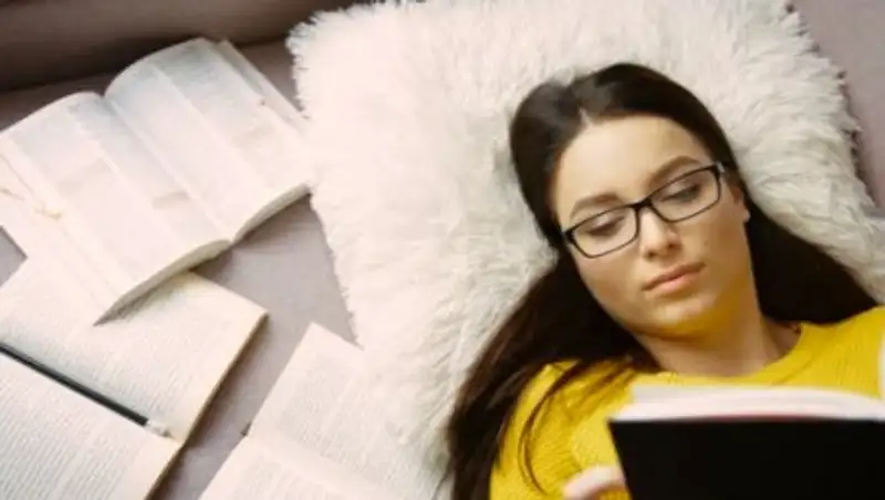 Почему не стоит читать лежа