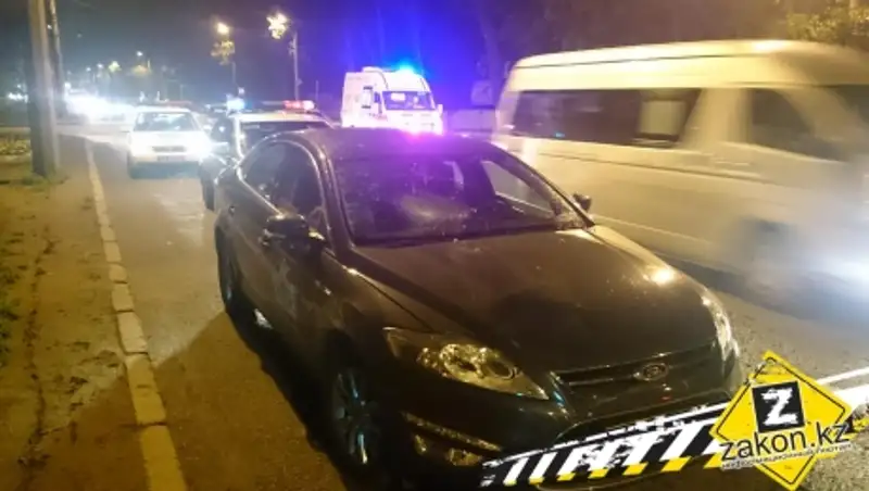 Водитель Форда сбил двух девушек на пешеходном переходе в Алматы