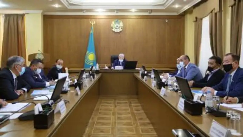 Сапарбаев встретился с руководителями филиалов политических партий