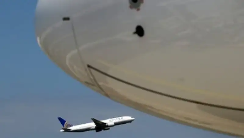 Пассажирский самолет приземлился в аэропорту Денвера с горящим двигателем