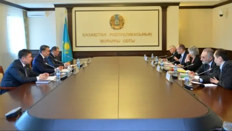 Председатель Верховного суда Кайрат Мами встретился с экспертами Венецианской комиссии