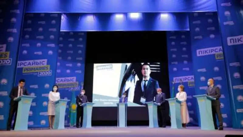 Махамбет Досмухамбетов посетил дебаты участников праймериз