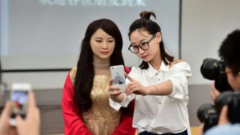 В Китае создали первого «интерактивного робота-андроида»