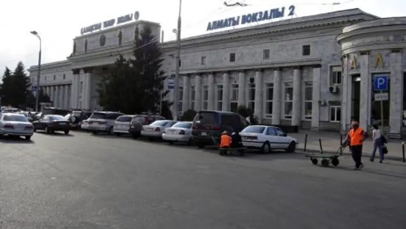 Алматинские вокзалы очистят от многочисленных торговых киосков