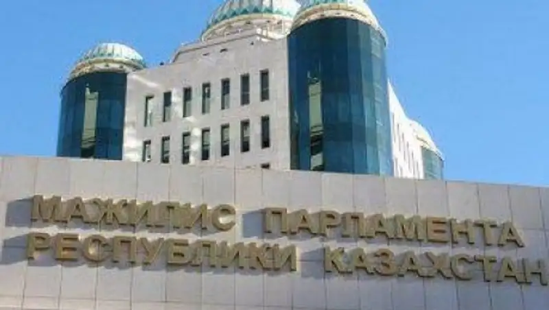 В мажилисе прошла минута молчания по погибшим при теракте в Актобе