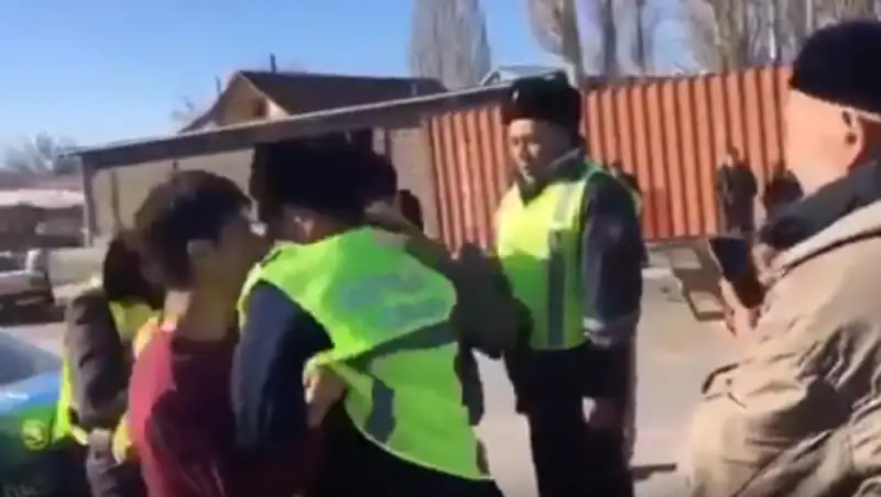 Появилось видео конфликта полицейских и жителей села Сортобе