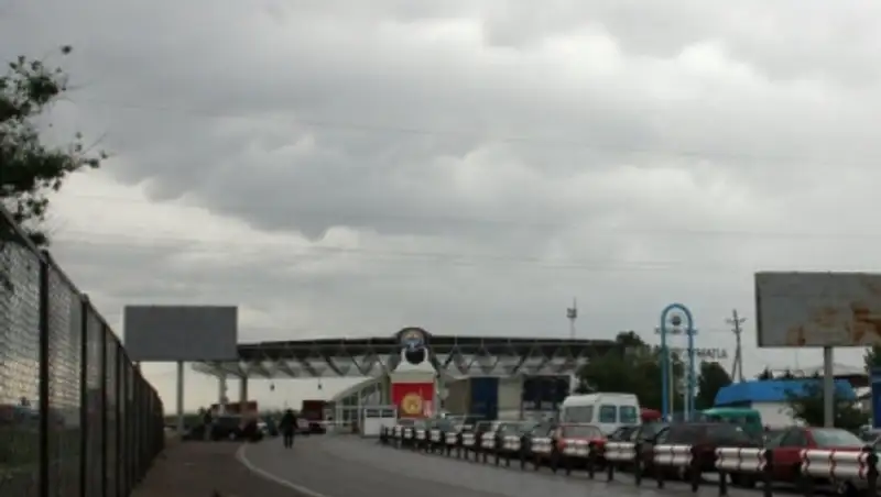 Кыргызские предприниматели не могут вывезти товар через границу с Казахстаном