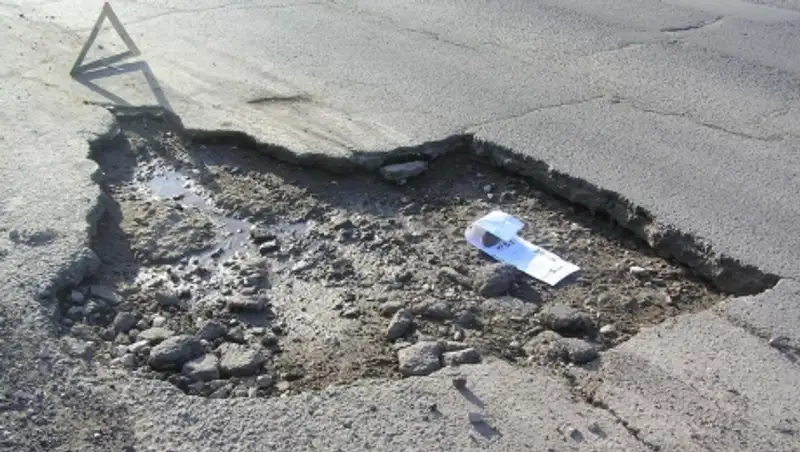 В Житикаре автолюбитель, попавший в яму пытался возместить ущерб с коммунальщиков