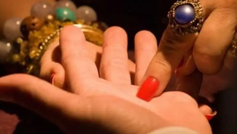 Павлодарда сыған әйел басыңдағы дуаны қайтарам деп зейнеткердің 600 мың теңгесін алып алған