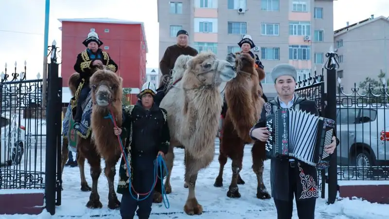 На избирательный участок в Талдыкоргане семья приехала на верблюдах, фото - Новости Zakon.kz от 19.03.2023 09:37
