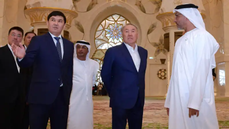 Назарбаев посетил мечеть шейха Заида в ОАЭ
