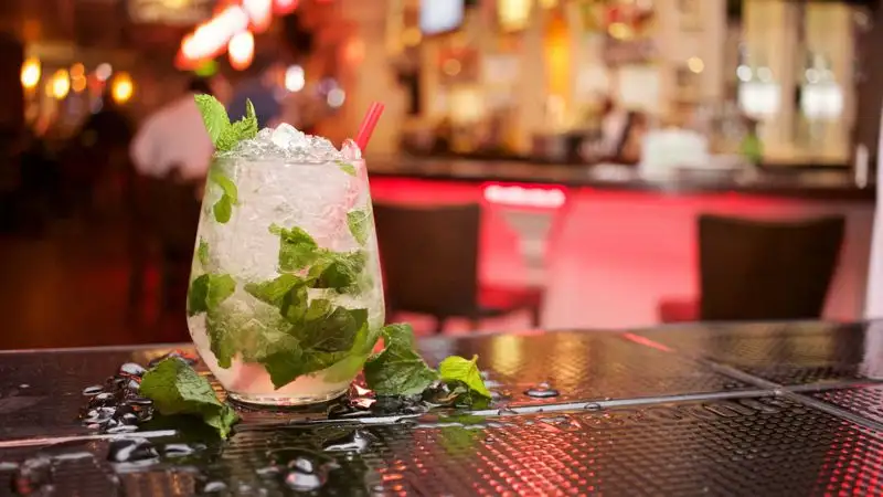 Невролог предостерег от употребления коктейлей со льдом в жару