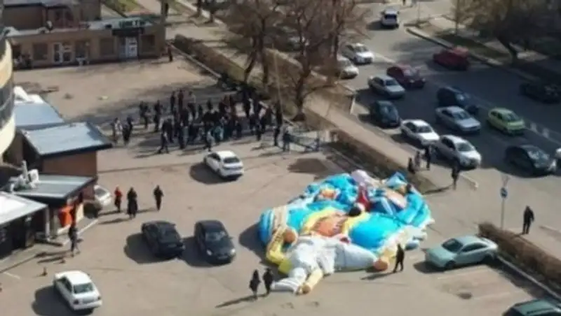 Двое обвиняемых предстанут перед судом из-за перевернувшегося в Астане батута