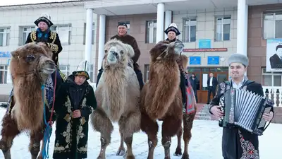 На избирательный участок в Талдыкоргане семья приехала на верблюдах, фото - Новости Zakon.kz от 19.03.2023 09:37