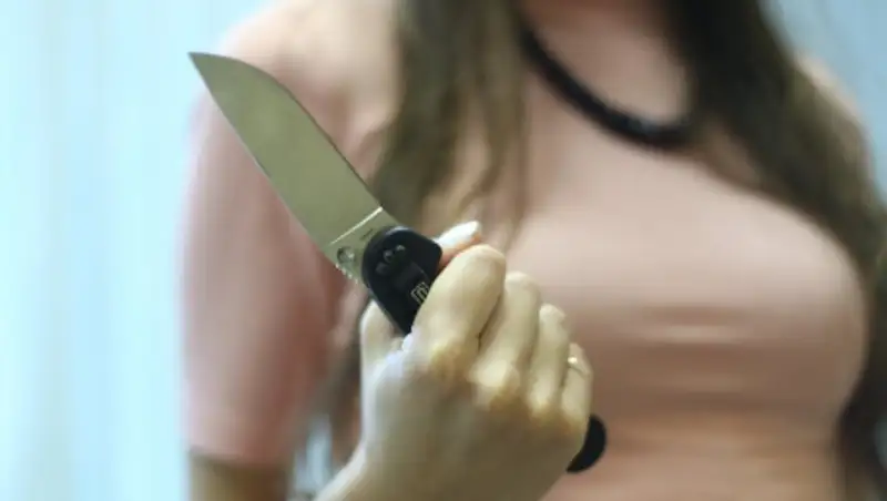 Трехлетнюю девочку зарезала соседка за то, что уронила антенну