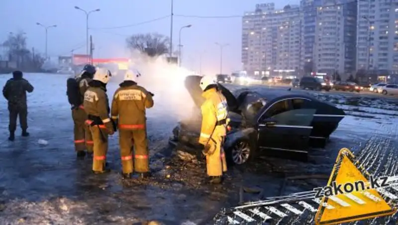 На пр.Аль-Фараби в Алматы сгорела машина
