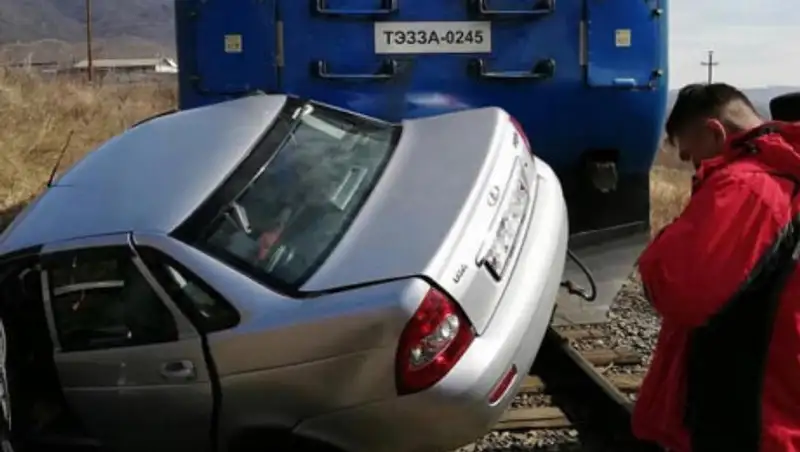 В ВКО поезд протаранил автомобиль