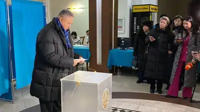 Лидер партии "Ак жол" Азат Перуашев проголосовал в Астане