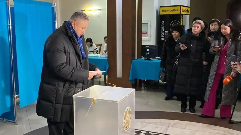 Лидер партии "Ак жол" Азат Перуашев проголосовал в Астане, фото - Новости Zakon.kz от 19.03.2023 10:50