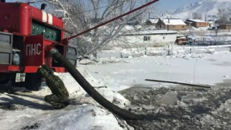 В ВКО продолжаются работы по откачке воды